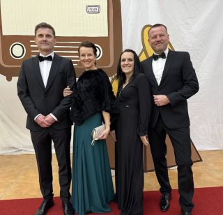 🔥 Šéfko s manželkou a švagrovcami ukončili plesovú sezónu vo veľkom štýle! 🔥 Smokingy Club of Gents, košele Olymp – lebo...